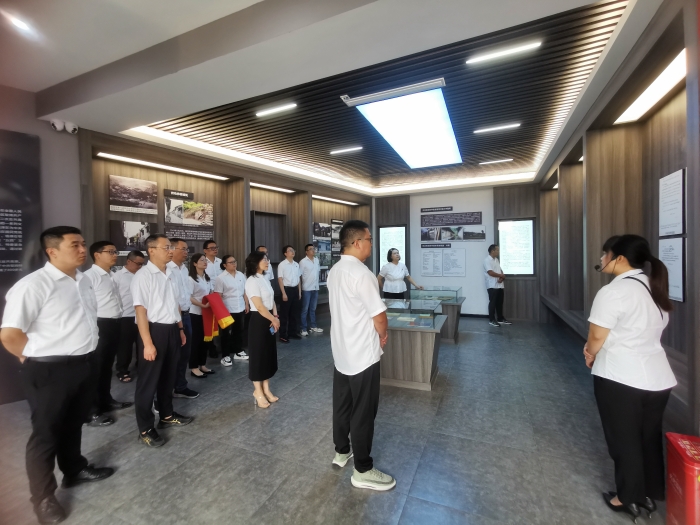 參觀黨員政治(zhi)生活館圖片.jpg（采用(yòng)）